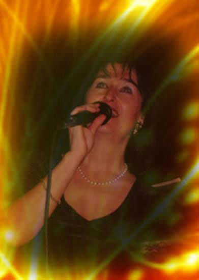 Martine chante avec passion
